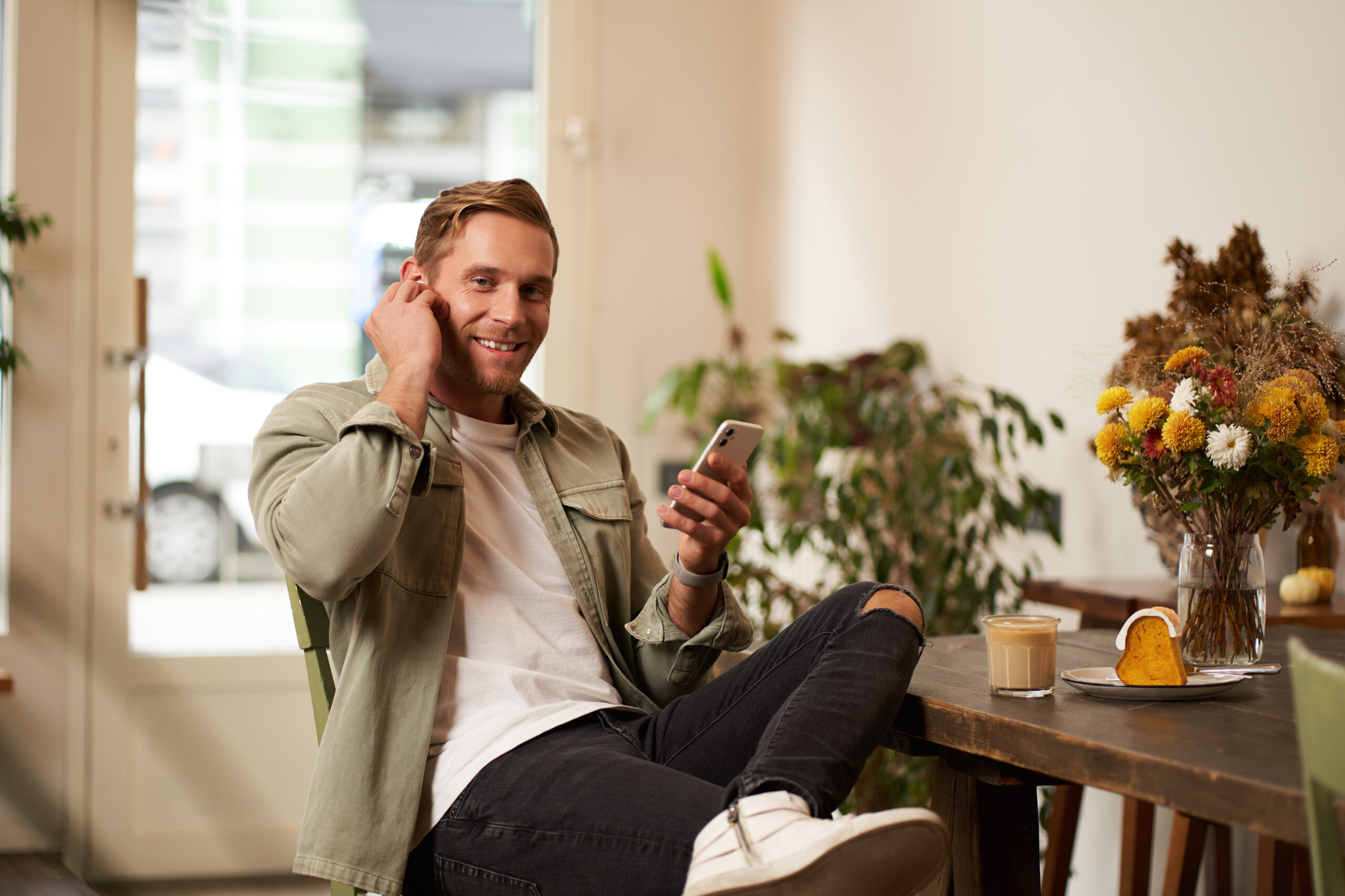 KI im Alltag: Wie Sprachassistenten, Navi und Streaming-Apps dein Leben steuern